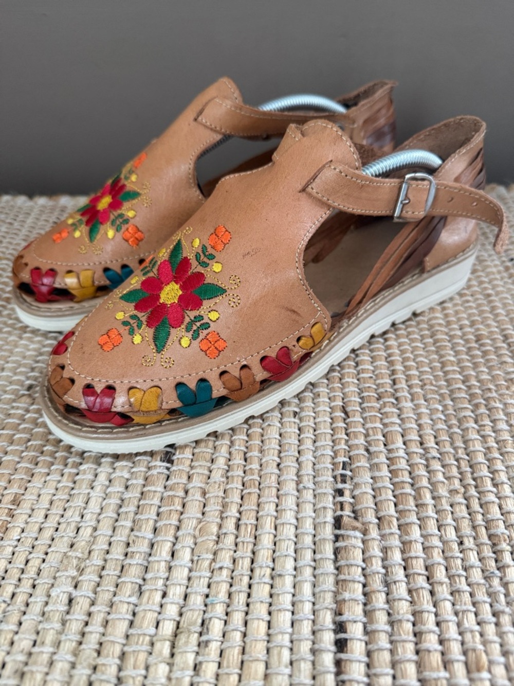 Tan Leather Huarache Espadrille Sandals Floral Embroidered Size 8 Made in Mexico